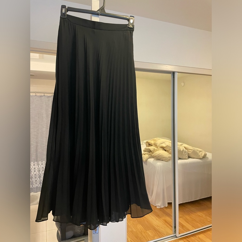 EUC size 8 black flirty dressy skirt